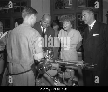 Königin Juliana besucht das Blindeninstitut in Huizen, Ihre Majestät in der technischen Schule im Gespräch mit Jan Kemper, 10. Oktober 1958, Niederlande, Presseagentur des 20. Jahrhunderts, Foto, News to remember, Dokumentarfilm, historische Fotografie 1945-1990, visuelle Geschichten, Menschliche Geschichte des zwanzigsten Jahrhunderts, Momente in der Zeit festzuhalten Stockfoto