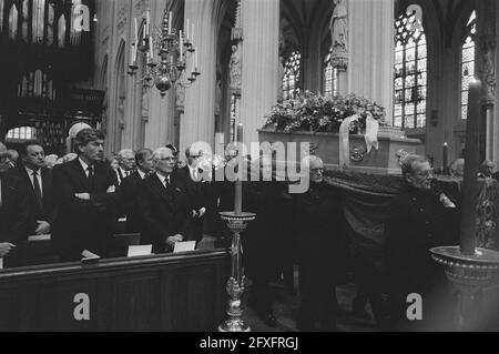 Trauermesse für den ehemaligen Premierminister De Quay im Sint Jan in Den Bosch; vorne von links nach rechts: minister Rietkerk, Premierminister Lubbers, herr. De roy van Zuydewijn, 9. Juli 1985, Niederlande, Presseagentur des 20. Jahrhunderts, Foto, Nachrichten zur Erinnerung, Dokumentarfilm, historische Fotografie 1945-1990, visuelle Geschichten, Menschliche Geschichte des zwanzigsten Jahrhunderts, Momente in der Zeit festzuhalten Stockfoto