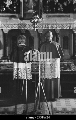 Utrecht. St. Gertrudis Kathedrale. Vesper fand am 7. November 1966 in Anwesenheit des altkatholischen Erzbischofs von Utrecht, Andreas Rinkel, und des römisch-katholischen Erzbischofs von Utrecht, Kardinal Alfrink, statt. Beide hohen Geistlichen vor dem Hochaltar, 7. November 1966, Erzbischöfe, Altäre, Innenraum, Kardinäle, Kirchen, Mikrofone, Gottesdienste, Niederlande, Presseagentur des 20. Jahrhunderts, Foto, Nachrichten zum erinnern, Dokumentarfilm, historische Fotografie 1945-1990, visuelle Geschichten, Menschliche Geschichte des zwanzigsten Jahrhunderts, Momente in der Zeit festzuhalten Stockfoto