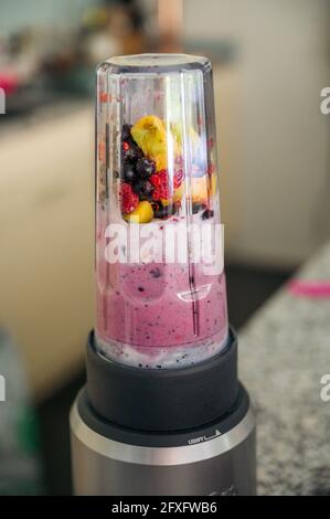 Smoothie-Schüssel mit Mango und Beeren im Mixer Stockfoto