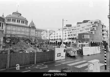 Von links nach rechts das Kurhaus in Scheveningen und eine Apartmentanlage, 4. Februar 1981, Wohnungen, Autos, Gebäude, Hotels, Niederlande, Foto der Presseagentur des 20. Jahrhunderts, zu erinnerende Nachrichten, Dokumentation, historische Fotografie 1945-1990, visuelle Geschichten, Menschliche Geschichte des zwanzigsten Jahrhunderts, Momente in der Zeit festzuhalten Stockfoto