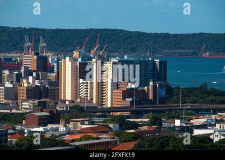 Hafen von Durban und Wohngebäude an der Esplanade von Berea aus gesehen Stockfoto
