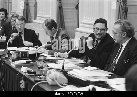 Von links nach rechts Staatssekretär Henk Koning, Minister Pieter Beelaerts van Blokland, Minister Gijs van Aardenne und Vorsitzender Ben Hermsen bei einer Sitzung des Sonderausschusses integraler Strukturplan nördlich des Landes, 26. Januar 1981, Ausschüsse, Mikrofone, minister, Parlamente, Staatssekretäre, Treffen, 20. Jahrhundert Presseagentur Foto, Nachrichten zu erinnern, Dokumentarfilm, historische Fotografie 1945-1990, visuelle Geschichten, Menschliche Geschichte des zwanzigsten Jahrhunderts, Momente in der Zeit festzuhalten Stockfoto