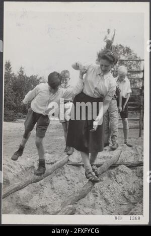 Ferienlager Oude Molen für Kriegswaisen und behinderte Kinder der Stiftung Het Vierde Prinsenkind, 27. August 1951, Lager, Kinder, Spiele, zweiter Weltkrieg, Niederlande, Foto der Presseagentur des 20. Jahrhunderts, Nachrichten zu erinnern, Dokumentarfilm, historische Fotografie 1945-1990, visuelle Geschichten, Menschliche Geschichte des zwanzigsten Jahrhunderts, Momente in der Zeit festzuhalten Stockfoto