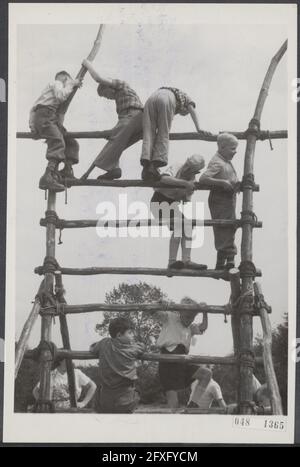 Ferienlager Oude Molen für Kriegswaisen und behinderte Kinder der Stiftung das vierte Prinzkind, 27. August 1951, Lager, Kinder, Spiele, zweiter Weltkrieg, Niederlande, Foto der Presseagentur des 20. Jahrhunderts, Nachrichten zu erinnern, Dokumentarfilm, historische Fotografie 1945-1990, visuelle Geschichten, Menschliche Geschichte des zwanzigsten Jahrhunderts, Momente in der Zeit festzuhalten Stockfoto