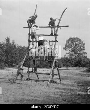 Ferienlager Oude Molen für Kriegswaisen und behinderte Kinder der Stiftung Het Vierde Prinsenkind, 25. August 1951, Lager, Kinder, Spiele, zweiter Weltkrieg, Niederlande, Foto der Presseagentur des 20. Jahrhunderts, Nachrichten zu erinnern, Dokumentarfilm, historische Fotografie 1945-1990, visuelle Geschichten, Menschliche Geschichte des zwanzigsten Jahrhunderts, Momente in der Zeit festzuhalten Stockfoto