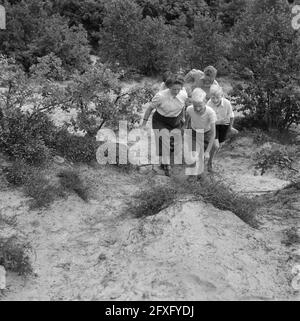 Ferienlager Oude Molen für Kriegswaisen und behinderte Kinder der Stiftung Het Vierde Prinsenkind, 25. August 1951, Lager, Kinder, Spiele, zweiter Weltkrieg, Niederlande, Foto der Presseagentur des 20. Jahrhunderts, Nachrichten zu erinnern, Dokumentarfilm, historische Fotografie 1945-1990, visuelle Geschichten, Menschliche Geschichte des zwanzigsten Jahrhunderts, Momente in der Zeit festzuhalten Stockfoto