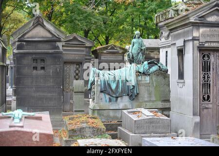 Paris, Frankreich, 29. September 2017: Friedhof am Fuße des Montmartre; keines der Gräber zeigt eine bekannte Persönlichkeit. Stockfoto