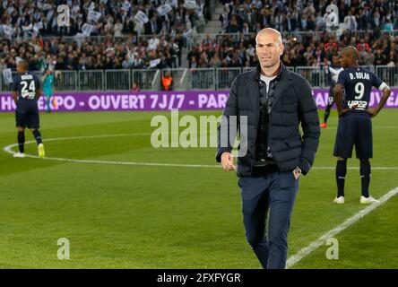 Datei-Foto vom 23. Mai 2015 von Zinedine Zidane während des Fußballspiels der französischen First League, Girondins de Bordeaux (FCGB) gegen Montpellier HSC im New Stadium in Bordeaux, Südwestfrankreich. Die französische Fußballlegende Zinedine Zidane gab am Donnerstag bekannt, dass er Real Madrid verlassen werde, nur wenige Tage, nachdem seine Mannschaft die Europameisterschaft gewonnen hatte. Zidane, der 1998 mit Frankreich als Spieler die Weltmeisterschaft gewonnen hatte, sagte auf einer hastig arrangierten Pressekonferenz in Madrid: „das Team muss weiter gewinnen, also braucht es eine Veränderung, um weiter zu gewinnen.“ Foto von Patrick Bernard/ABACAPRESS.COM Stockfoto