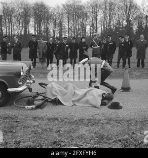 Königin Juliana besucht die Verkehrsschule der nationalen Polizei De Varenkamp in Utrecht und erlebt einen inszenierten Unfall, 10. April 1962, Unfälle, Polizei, Niederlande, Presseagentur des 20. Jahrhunderts, Foto, Nachrichten zum erinnern, Dokumentarfilm, historische Fotografie 1945-1990, visuelle Geschichten, Menschliche Geschichte des zwanzigsten Jahrhunderts, Momente in der Zeit festzuhalten Stockfoto