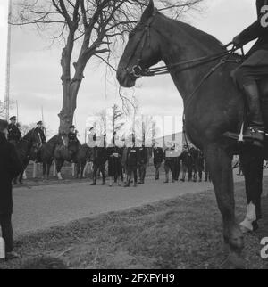 Königin Juliana besucht die Verkehrsschule der Rijkspolitie De Varenkamp in Utrecht, 10. April 1962, Queens, Rijkspolitie, Niederlande, Presseagentur des 20. Jahrhunderts, Foto, Nachrichten zum erinnern, Dokumentarfilm, historische Fotografie 1945-1990, visuelle Geschichten, Menschliche Geschichte des zwanzigsten Jahrhunderts, Momente in der Zeit festzuhalten Stockfoto