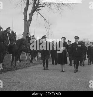 Königin Juliana besucht die Verkehrsschule der Rijkspolitie De Varenkamp in Utrecht, 10. April 1962, Königinnen, Polizei, Niederlande, Presseagentur des 20. Jahrhunderts, Foto, Nachrichten zum erinnern, Dokumentarfilm, historische Fotografie 1945-1990, visuelle Geschichten, Menschliche Geschichte des zwanzigsten Jahrhunderts, Momente in der Zeit festzuhalten Stockfoto