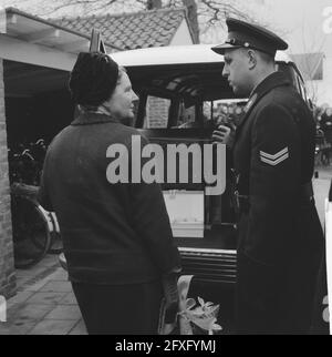 Königin Juliana besucht die Verkehrsschule der nationalen Polizei De Varenkamp in Utrecht, 10. April 1962, Königinnen, Polizei, Niederlande, Presseagentur des 20. Jahrhunderts, Foto, Nachrichten zum erinnern, Dokumentarfilm, historische Fotografie 1945-1990, visuelle Geschichten, Menschliche Geschichte des zwanzigsten Jahrhunderts, Momente in der Zeit festzuhalten Stockfoto