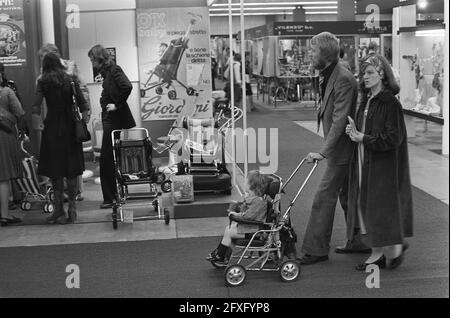 Messe Het Kind in Utrecht; einige Stände, 22. September 1975, VAKBEURZEN, Stände, Niederlande, Presseagentur des 20. Jahrhunderts, Foto, Nachrichten zum erinnern, Dokumentarfilm, historische Fotografie 1945-1990, visuelle Geschichten, Menschliche Geschichte des zwanzigsten Jahrhunderts, Momente in der Zeit festzuhalten Stockfoto