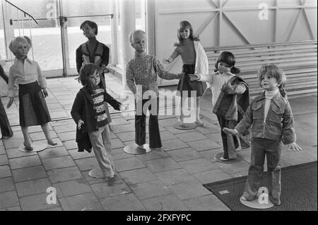 Messe Het Kind in Utrecht; Kinderkleidung, 22. September 1975, ZUGUNSTEN VON AKTIEN, Niederlande, Presseagentur des 20. Jahrhunderts, Foto, Nachrichten zum erinnern, Dokumentarfilm, historische Fotografie 1945-1990, visuelle Geschichten, Menschliche Geschichte des zwanzigsten Jahrhunderts, Momente in der Zeit festzuhalten Stockfoto