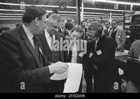 Van Aardenne (EZ) besucht IBM-Werk anlässlich der Produktion der 2,5 millionsten Kugelkopfschreibmaschine und zur Einführung elektronischer Peripheriegeräte, 17. Januar 1984, Fabriken, Minister, Niederlande, Presseagentur des 20. Jahrhunderts, Foto, Nachrichten zum erinnern, Dokumentarfilm, historische Fotografie 1945-1990, visuelle Geschichten, Menschliche Geschichte des zwanzigsten Jahrhunderts, Momente in der Zeit festzuhalten Stockfoto