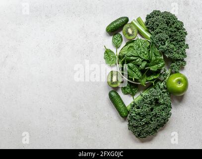 Zutaten für einen gesunden grünen Smoothie oder Salat - Superfoods, Detox, alkalische Ernährung, Gesundheit, vegetarische Ernährung Konzept. Stockfoto