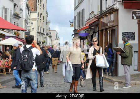 Paris, Frankreich, 30. September 2017: Menschen, die in einer der engen Straßen von Montmartre spazieren. Stockfoto