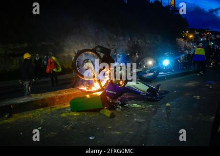 Pasto, Kolumbien. Mai 2021. Demonstratoren zündeten am 26. Mai 2021 zu Beginn der 4. Woche regierungsfeindlicher Proteste in Kolumbien ein Motorrad der Verkehrspolizei in Pasto, Narino, an, das zu mindestens 40 Toten bei Polizeimissbrauch in Behördenfällen und Unruhen geführt hat. Kredit: Long Visual Press/Alamy Live Nachrichten Stockfoto