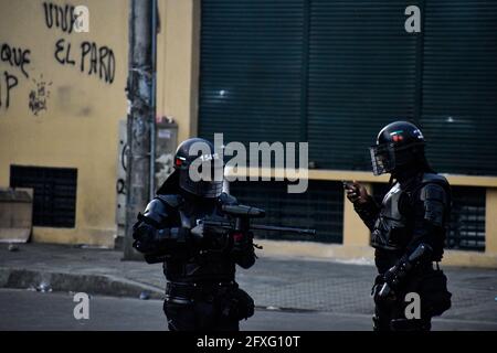 Pasto, Kolumbien. Mai 2021. Zusammenstöße zwischen Demostratoren und Polizei in Pasto, Narino, am 26. Mai 2021 zu Beginn der 4. Woche regierungsfeindlicher Proteste in Kolumbien, die zu mindestens 40 Toten bei Polizeimissbrauch in Behördenfällen und Unruhen geführt haben. Kredit: Long Visual Press/Alamy Live Nachrichten Stockfoto