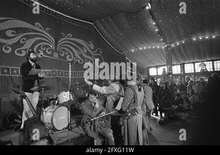 Van Duijn (ganz links) liest ein Märchen, 23. Mai 1975, Demonstrationen, Ratsmänner, Niederlande, Presseagentur des 20. Jahrhunderts, Foto, Nachrichten zum erinnern, Dokumentarfilm, historische Fotografie 1945-1990, visuelle Geschichten, Menschliche Geschichte des zwanzigsten Jahrhunderts, Momente in der Zeit festzuhalten Stockfoto