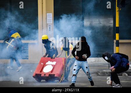 Pasto, Kolumbien. Mai 2021. Zusammenstöße zwischen Demostratoren und Polizei in Pasto, Narino, am 26. Mai 2021 zu Beginn der 4. Woche regierungsfeindlicher Proteste in Kolumbien, die zu mindestens 40 Toten bei Polizeimissbrauch in Behördenfällen und Unruhen geführt haben. Kredit: Long Visual Press/Alamy Live Nachrichten Stockfoto