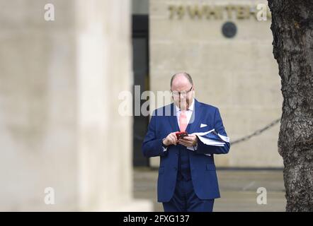 George Freeman MP (Con: Mid Norfolk) auf seinem Mobiltelefon in Whitehall, Mai 2021 Stockfoto