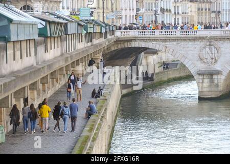 Paris, Frankreich, 30. September 2017: Menschen, die auf dem Fußweg am Ufer der seine spazieren. Stockfoto