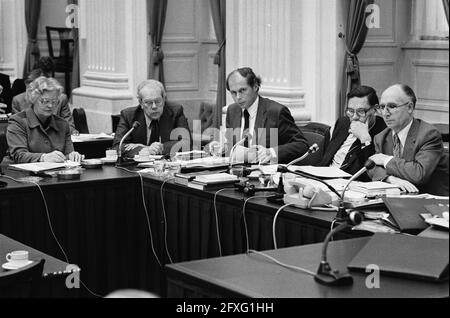 Von links nach rechts: Staatssekretär Veder-Smit (Public Health and Environmental Health), Minister Albeda (Soziales), Minister Beelaerts van Blokland (Housing and Spatial Planning), Van Aardenne (Economic Affairs) und Herr Poppe, Vorsitzender des Sonderausschusses, 3. Dezember 1979, Niederlande, Foto der Presseagentur des 20. Jahrhunderts, News to Remember, Dokumentarfilm, Historische Fotografie 1945-1990, visuelle Geschichten, Menschliche Geschichte des zwanzigsten Jahrhunderts, Momente in der Zeit festzuhalten Stockfoto