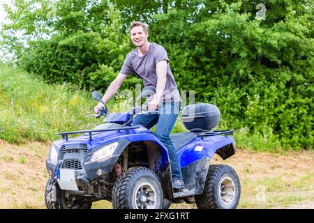 Mann mit Quad oder ATV Off-Road-fahren Stockfoto