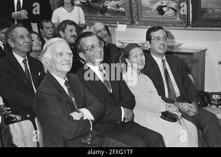 Von rechts nach links Jorge Guillermo und Prinzessin Christina hören Reden, 24. September 1981, Eröffnungen, Prinzessinnen, Auktionshäuser, Niederlande, Presseagentur des 20. Jahrhunderts, Foto, Nachrichten zu erinnern, Dokumentarfilm, historische Fotografie 1945-1990, visuelle Geschichten, Menschliche Geschichte des zwanzigsten Jahrhunderts, Momente in der Zeit festzuhalten Stockfoto