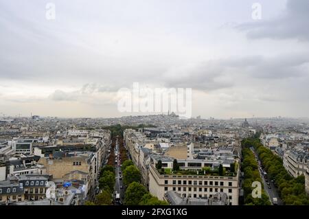 Paris, Frankreich, 30. September 2017: Blick vom Triumphbogen auf die Pariser Skyline auf die Boulevards, die Baron Haussmann Mitte des 19. Jahrhunderts gebaut hatte Stockfoto