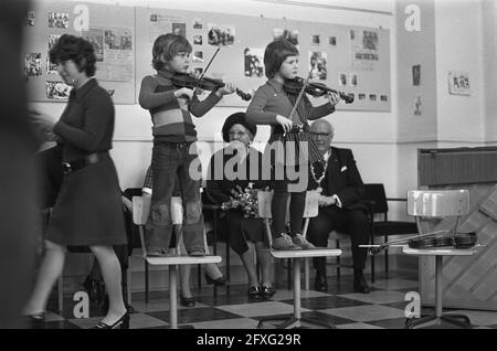 Königin Juliana besucht die Gemeinde Rheden, Ihre Majestät mit Violinstudenten während des Besuchs der Musikschule, 20. Februar 1973, Besuche, Königinnen, Musikschulen, Geiger, Niederlande, Presseagentur des 20. Jahrhunderts, Foto, News to remember, Dokumentarfilm, historische Fotografie 1945-1990, visuelle Geschichten, Menschliche Geschichte des zwanzigsten Jahrhunderts, Momente in der Zeit festzuhalten Stockfoto