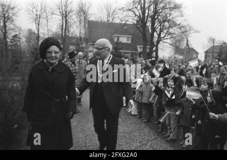 Königin Juliana besucht die Gemeinde Rheden, Ihre Majestät bei Ankunft mit dem Bürgermeister von Rheden, 20. Februar 1973, Ankunft, Bürgermeister, queens, Arbeitsbesuche, Niederlande, Foto der Presseagentur des 20. Jahrhunderts, zu erinnerende Nachrichten, Dokumentarfilm, historische Fotografie 1945-1990, visuelle Geschichten, Menschliche Geschichte des zwanzigsten Jahrhunderts, Momente in der Zeit festzuhalten Stockfoto