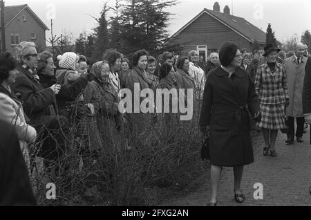 Königin Juliana besucht die Gemeinde Rheden, Ihre Majestät bei Ankunft, 20. Februar 1973, Ankunft, Königinnen, Arbeitsbesuche, Niederlande, Foto der Presseagentur des 20. Jahrhunderts, Nachrichten zur Erinnerung, Dokumentarfilm, historische Fotografie 1945-1990, visuelle Geschichten, Menschliche Geschichte des zwanzigsten Jahrhunderts, Momente in der Zeit festzuhalten Stockfoto