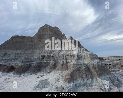 Wunderschöne Aussicht auf felsige Klippen und Hügel in Yellowstone unter einem bewölkten Himmel Stockfoto