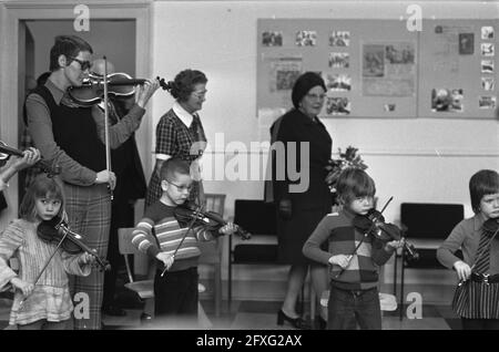 Königin Juliana besucht die Gemeinde Rheden, Ihre Majestät mit Violinstudenten während des Besuchs der Musikschule, 20. Februar 1973, Besuche, Königinnen, Musikschulen, Niederlande, Presseagentur des 20. Jahrhunderts, Foto, zu erinnerende Nachrichten, Dokumentarfilm, historische Fotografie 1945-1990, visuelle Geschichten, Menschliche Geschichte des zwanzigsten Jahrhunderts, Momente in der Zeit festzuhalten Stockfoto