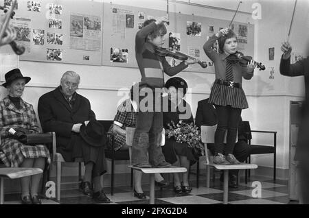 Königin Juliana besucht die Gemeinde Rheden, Ihre Majestät mit Violinstudenten während des Besuchs der Musikschule, 20. Februar 1973, Besuche, Königinnen, Musikschulen, Niederlande, Presseagentur des 20. Jahrhunderts, Foto, Nachrichten zum erinnern, Dokumentarfilm, historische Fotografie 1945-1990, visuelle Geschichten, Menschliche Geschichte des zwanzigsten Jahrhunderts, Momente in der Zeit festzuhalten Stockfoto