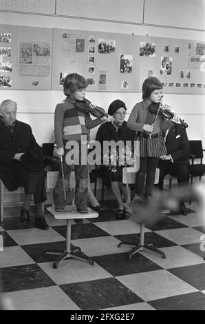 Königin Juliana besucht die Gemeinde Rheden, Ihre Majestät mit Violinstudenten während des Besuchs der Musikschule, 20. Februar 1973, Besuche, Königinnen, Musikschulen, Niederlande, Presseagentur des 20. Jahrhunderts, Foto, zu erinnerende Nachrichten, Dokumentarfilm, historische Fotografie 1945-1990, visuelle Geschichten, Menschliche Geschichte des zwanzigsten Jahrhunderts, Momente in der Zeit festzuhalten Stockfoto