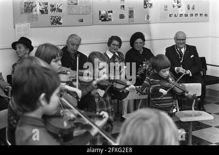 Königin Juliana besucht die Gemeinde Rheden, Ihre Majestät mit Violinstudenten während des Besuchs der Musikschule, 20. Februar 1973, Besuche, Königinnen, Musikschulen, Niederlande, Presseagentur des 20. Jahrhunderts, Foto, zu erinnerende Nachrichten, Dokumentarfilm, historische Fotografie 1945-1990, visuelle Geschichten, Menschliche Geschichte des zwanzigsten Jahrhunderts, Momente in der Zeit festzuhalten Stockfoto