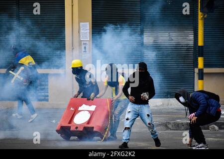 Pasto, Narino, Kolumbien. Mai 2021. Zusammenstöße zwischen Demostratoren und Polizei in Pasto, Narino, am 26. Mai 2021 zu Beginn der 4. Woche regierungsfeindlicher Proteste in Kolumbien, die zu mindestens 40 Toten bei Polizeimissbrauch in Behördenfällen und Unruhen geführt haben. Quelle: Camilo Erasso/LongVisual/ZUMA Wire/Alamy Live News Stockfoto