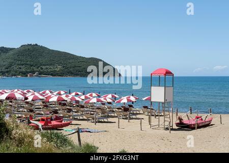 Baratti Strand in der Nähe von Piombino und Livorno während der Sommersaison, Toskana Italien Stockfoto