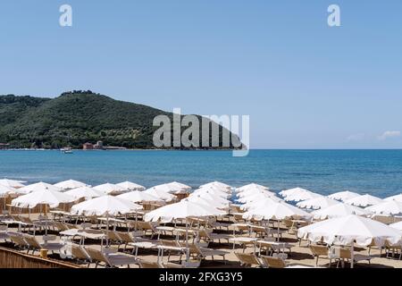 Baratti Strand in der Nähe von Piombino und Livorno während der Sommersaison, Toskana Italien Stockfoto