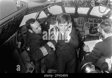 Der 14-jährige Heintje erhält im Flugzeug Goldrekorde. Heintje, 24. Februar 1970, Empfänge, Flugzeuge, Sänger, Niederlande, Foto der Presseagentur des 20. Jahrhunderts, zu erinnerende Nachrichten, Dokumentarfilm, historische Fotografie 1945-1990, visuelle Geschichten, Menschliche Geschichte des zwanzigsten Jahrhunderts, Momente in der Zeit festzuhalten Stockfoto