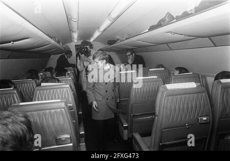 Der 14-jährige Heintje erhält im Flugzeug Goldrekorde. Heintje, 24. Februar 1970, Empfänge, Flugzeuge, Sänger, Niederlande, Foto der Presseagentur des 20. Jahrhunderts, zu erinnerende Nachrichten, Dokumentarfilm, historische Fotografie 1945-1990, visuelle Geschichten, Menschliche Geschichte des zwanzigsten Jahrhunderts, Momente in der Zeit festzuhalten Stockfoto