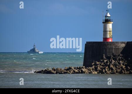 Royal Navy HMS Mersey in der Nähe des Newhaven Harbour Arms Stockfoto