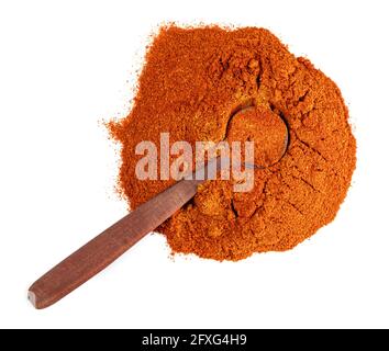 Draufsicht auf Holzlöffel auf Stapel Chilipulver Aus Cayennepfeffer auf weißem Hintergrund Stockfoto