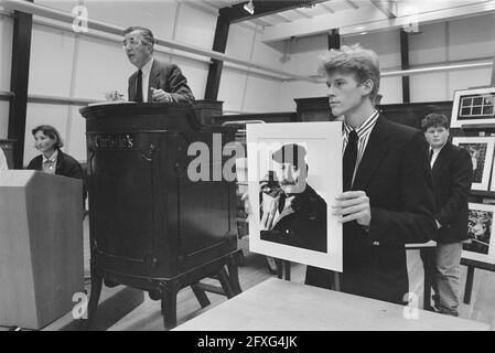 Versteigerung zu Weihnachten von Fotos von Cor Jaring, hier Selbstporträt, 13. Oktober 1987, Auktionen, Niederlande, Presseagentur des 20. Jahrhunderts, Foto, Nachrichten zum erinnern, Dokumentarfilm, historische Fotografie 1945-1990, visuelle Geschichten, Menschliche Geschichte des zwanzigsten Jahrhunderts, Momente in der Zeit festzuhalten Stockfoto