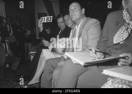 Auktion Nanking Cargo im Hilton Hotel in Amsterdam; Kapitän M. Hatcher (r) von der Expedition, die die Porzellanaussonden ausgegraben hat, 28. April 1986, PORTSELIN, Hotels, Auktionen, Niederlande, Foto der Presseagentur des 20. Jahrhunderts, Neuigkeiten zum erinnern, Dokumentarfilm, historische Fotografie 1945-1990, visuelle Geschichten, Menschliche Geschichte des zwanzigsten Jahrhunderts, Momente in der Zeit festzuhalten Stockfoto