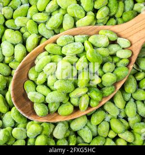 Draufsicht auf gefrorene Edamame (unreife Sojabohnen) In Holzlöffel Nahaufnahme Stockfoto